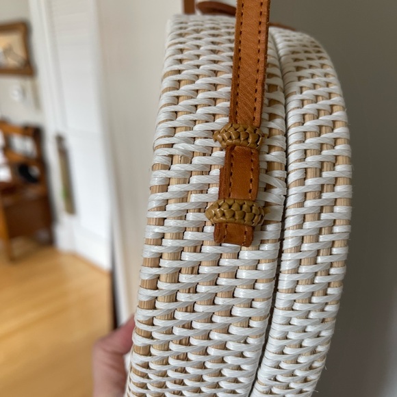 NWOT Ata White Round Straw Bag 7.25 inches Diameter with Blue Print Lining - Picture 6 of 8
